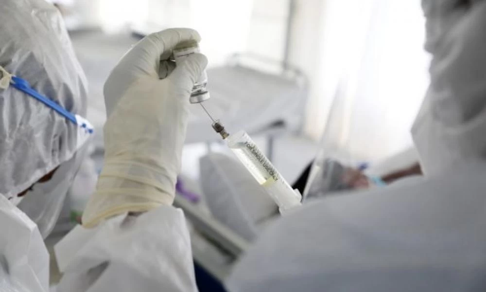 Όλο και πιο κοντά σε συμφωνία για τα εμβόλια βρίσκονται Βρετανία και ΕΕ